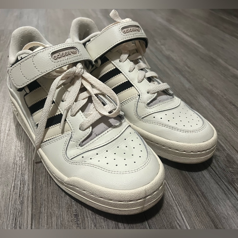 Woman's Adidas Forum Low Shoes Size 8.5